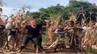 Uganda'dan Coşkulu Dansı Yapmak İsteyen Turistin Performansı