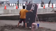 Plajda Resim Gösterisi Yapan Gencin Yeteneği