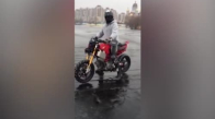 Motosikletle Donmuş Gölde Şov Yapmak İsterken Suya Gömüldü