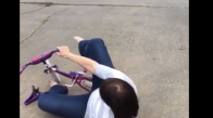 Kızının Bisikletini Pert Eden Anne