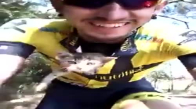 Yardım Ettiği Kediden Öpücük Alan Bisikletli