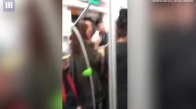 Metroda Çoraplarını Tutamaklara Asıp Kurutan Adam