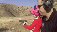 Küçük Kızına Silah Kullandırtan Adam