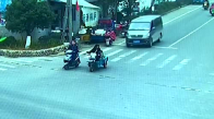 Motosikletin Arkasından Düşen Çocuğunu Fark Etmeyen Çinli Kadın