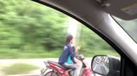 Motosiklet Sürüş Esnasında Telefonuyla Yazışan Kadın