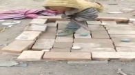 Tuğladan Yapılmış Masada Bilardo Oynayan Çinli Çocuklar