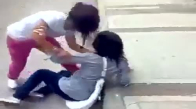 iki kızın bir erkek için yaptığı dövüş :d