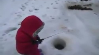 Alaskada Küçük Kız Çocuğun İlk Balık Avı Buz Deliğinden
