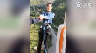 Bungee Jumping Yapan Çinli Kızın Komik Hali