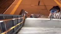 Metro Merdivenlerini Bisiklette İnen Sarhoşların Dramı