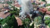 Antalya Kaleiçi’ndeki tarihi kerpiç bina alev alev yandı 