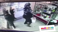 Operasyon Yaptıkları Dükkanda Cep Telefonlarını Ceplerine İndiren Polisler