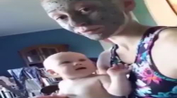 Annesinin  Güzellik Maskesinden Korkan Bebek