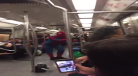 Örümcek Adam Kostümüyle Metroda Dans Eden Adam