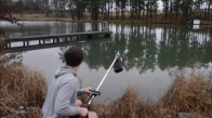Çim Biçme Makinası İle Balık Yakalayan Genç