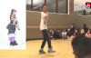 Çinli Kızların Profesyonel Dansını Taklit Eden Erkek