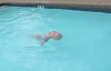 Bu bebek bir şampiyon gibi yüzüyor