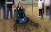 Salıncağa Tekerlekli Sandalyeyle Binen Çocuğun Mutluluğu