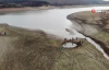 Kuruyan Ömerli Barajı'nda mahsur kalan yavru balıkları kurtarma operasyonu havadan görüntülendi 