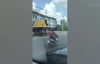 Bacak Bacak Üstüne Atıp Motosiklet Kullanan Adam
