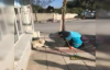 Sokak Köpeğine Arabeskli Serenat Yapan Temizlik İşçisi