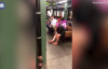 Metro Durağında Jiletle Bacaklarını Tıraş Eden Kadın