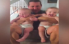 ikiz bebeklerin birlikte eğlenceli komik halleri
