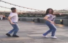 Sevgililerden Sokakta İlginç Dans Gösterisi