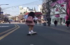 Dans Ederek Skateboard Kullanan Kız