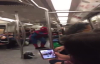 Örümcek Adam Kostümüyle Metroda Dans Eden Adam
