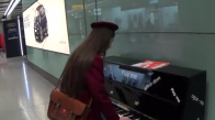Liseli Kız Ve İki Pilotun Muhteşem Piyano Performansı