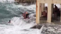 Soğuk Havada Yüzmeye Çalışan İnsanlar