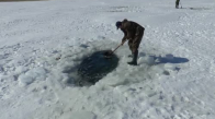 Buz Tutan Nehirde Kürekle Balık Avlayan Adam Şok Görüntüler !!!!!