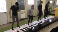 Ayak Piyanosuyla Despacito Şarkısını Çalan Gençler
