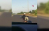 Motosikletini yatarak kullanan sürücü ölüme meydan okudu