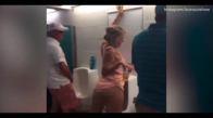 Erkekler Tuvaletinde Ayakta İşeyen Sarhoş Kadın