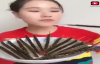 Akrep ve Böcekleri Zevkle Yiyen Çinli Kızı