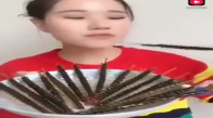 Akrep ve Böcekleri Zevkle Yiyen Çinli Kızı