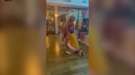 Dans Hareketinde Yere Çakılan Kız 