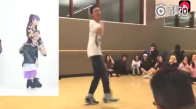 Çinli Kızların Profesyonel Dansını Taklit Eden Erkek