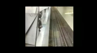 Kadın telefonunu kontrol ederken metro tren rayları düşüyor