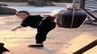 Küçük Çocuktan Kung Fu Gösterisi
