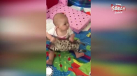 Kediyi yastık olarak kullanan bebek! videosunu izle 