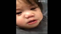 Kamerayı Görünce Ağlamayı Kesen Bebek