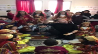 Öğrencileriyle Birlikte Nemrudun Kızı Türküsünü Söyleyen Öğretmen