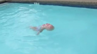 Bu bebek bir şampiyon gibi yüzüyor