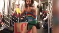 Metroda Kadın Mayosuyla Şarkı Söyleyen Adam