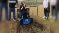 Salıncağa Tekerlekli Sandalyeyle Binen Çocuğun Mutluluğu