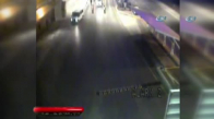 Atatürk Havalimanı’ndaki Polisin Kaçan Minibüse Ateş Açması Kamerada 
