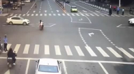 Çin'de Motor Kazası Kadın Feci Şekilde Can Verdi
